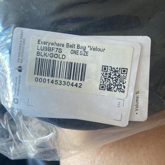 RARE Lululemon Everywhere Belt Bag Velour Black/Gold - Picture 3 of 4